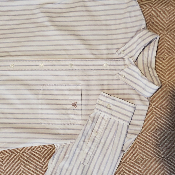 Aritzia - TNA QUAY Button-up - like new - Picture 9 of 10
